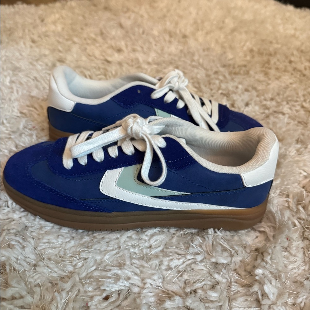 Bershka Blue and White Sneakers- Never worn💙